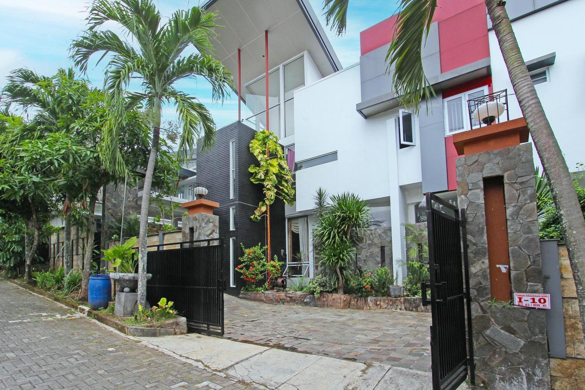 Super Oyo Capital O 91665 D'Prof Exclusive Guesthouse Semarang Exterior foto